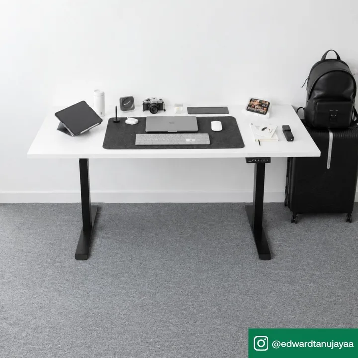 Setup meja kerja Edward Tanujaya