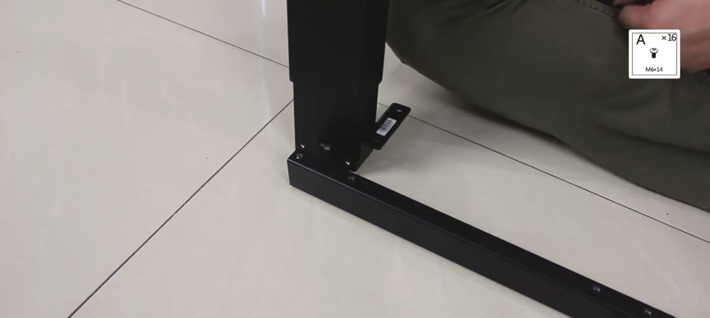 Langkah 2: Pasang kaki ke center rail