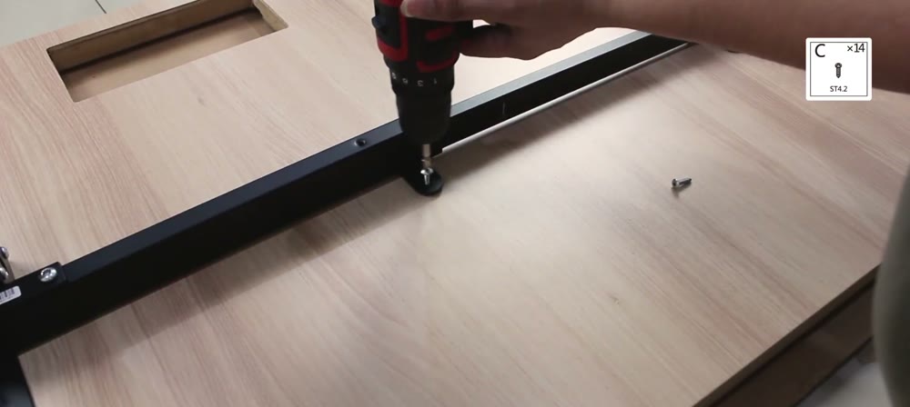 Langkah 8: Kencangkan center rail